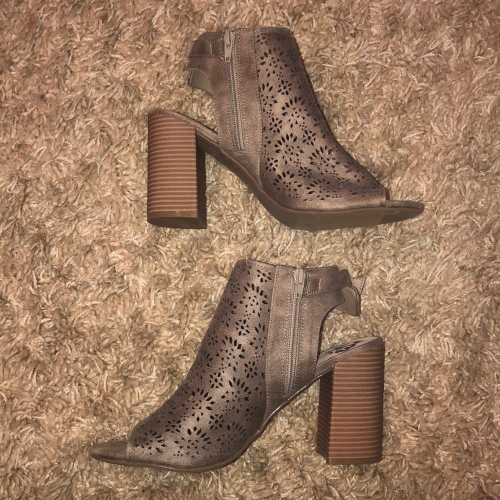 Sandals w/ heel